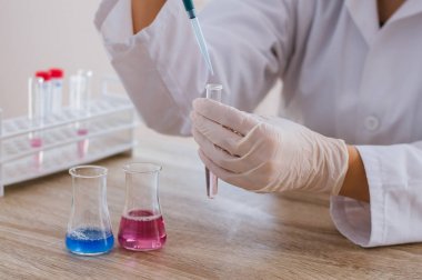 test tüpü ile genç bilim adamı