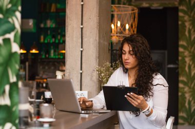 Dizüstü bilgisayarla çalışan kadın 