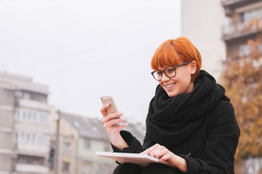 Kadın telefonda konuşuyor. 