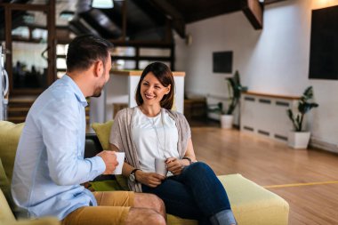 Evde kahve ile rahatlatıcı Çift 