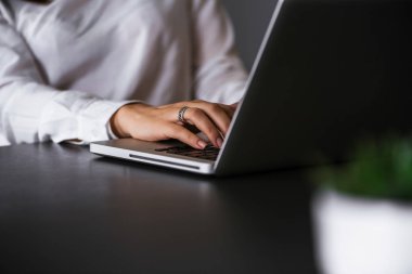 İş kadını Laptop 'ta çalışıyor