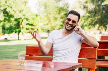 Kafede telefon kullanan adam.