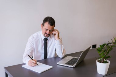 cep telefonu kullanan olgun bir adam