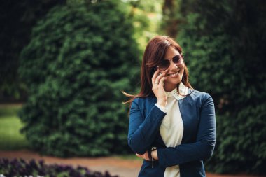 çekici işkadını Smartphone kullanarak