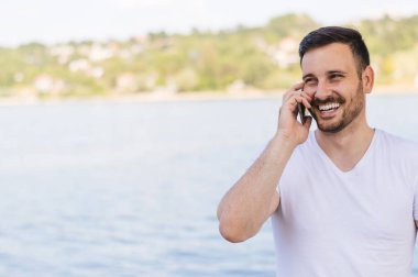 mobilephone kullanan genç adam