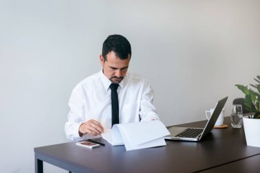 Belgelerle çalışan bir işadamı