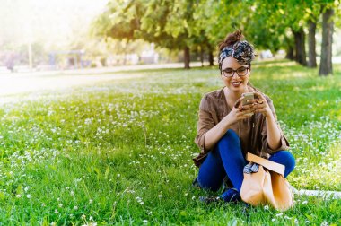 Akıllı telefon kullanan kadın