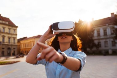 VR-kulaklık gözlük kullanan güzel kadın.