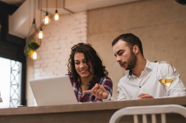 Çift birlikte çalışıyor.  