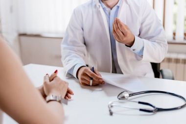 Doktor hastaya açıklayan 