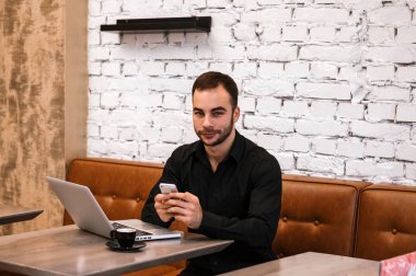 kafede oturan genç adam