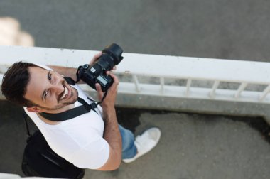DSLR fotoğraf makinesi ile ayakta fotoğrafçı.
