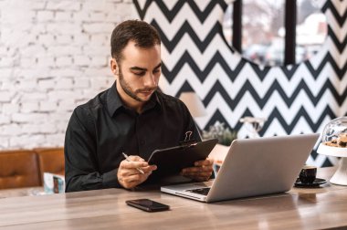 kafede oturan genç adam