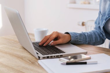 Eller dizüstü bilgisayarda klavyede yazıyor..