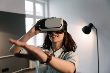 VR-kulaklık gözlük kullanan kadın.