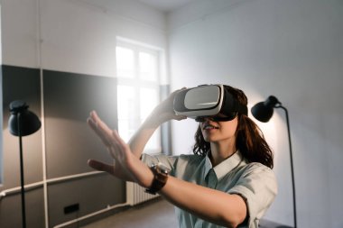 VR-kulaklık gözlük kullanan kadın.