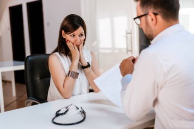 İspanyol doktor hasta ile konuşmak 