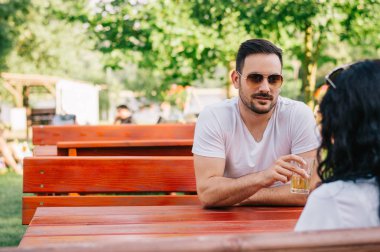 Kafede oturan genç çift.