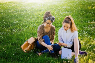 kadın dinlenmek ve söz