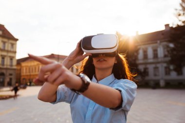 VR-kulaklık gözlük kullanan güzel kadın.