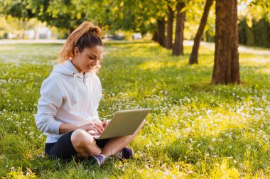 Defter üzerinde çalışan kadın