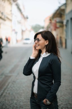 sokakta cep telefonu kullanan kadın