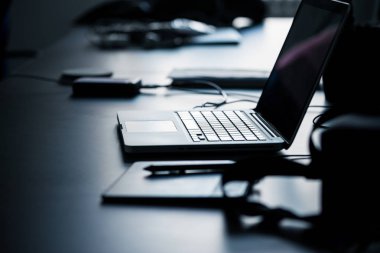 Çalışma Masası üstünde laptop