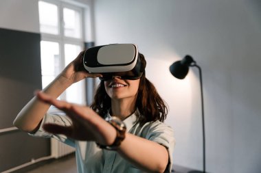 VR-kulaklık gözlük kullanan kadın.