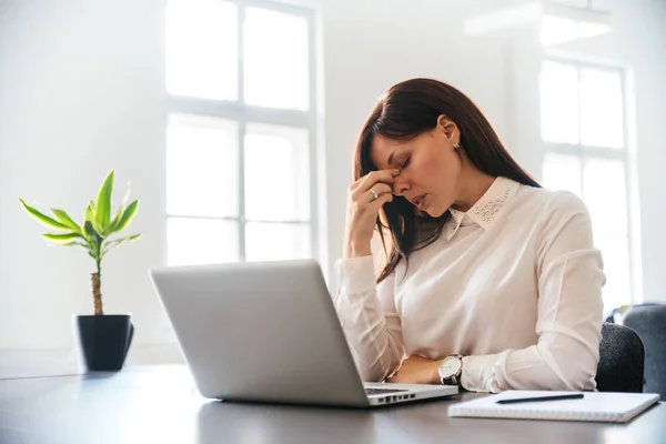 Donna d'affari che lavora in ufficio — Foto Stock