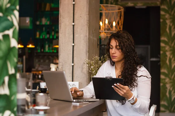 Dizüstü bilgisayarla çalışan kadın 