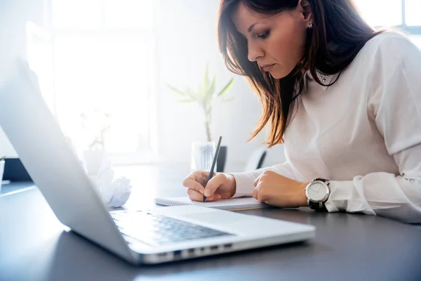 Businesswoman taking notes — Stock Photo, Image