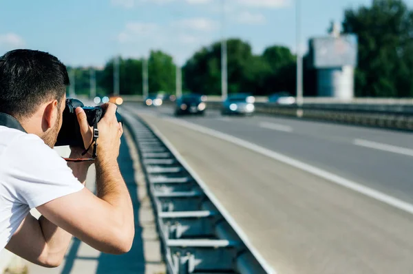 Man photographing highway road — Stock Photo, Image