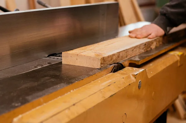 Carpintero trabajando con madera — Foto de Stock