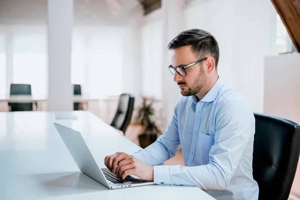 Mann arbeitet an Projekt mit Laptop — Stockfoto