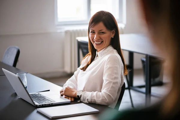 Mulher de negócios conversando com colega — Fotografia de Stock