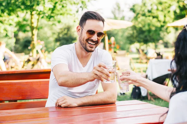 kadın oturan ve içme ile adam