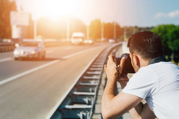 Homem fotografando estrada rodoviária — Fotografia de Stock