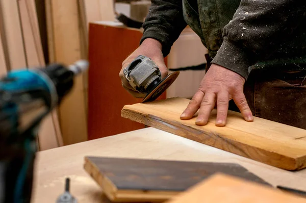 Carpintero trabajando con madera — Foto de Stock