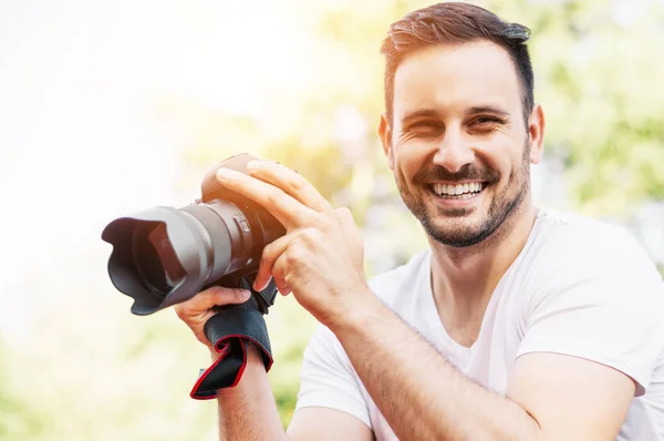 Man holding DSLR camera. — Stock Photo, Image