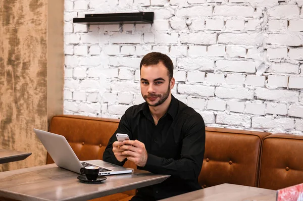 kafede oturan genç adam