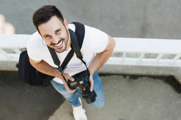 Photographer standing with DSLR camera. — Stock Photo, Image