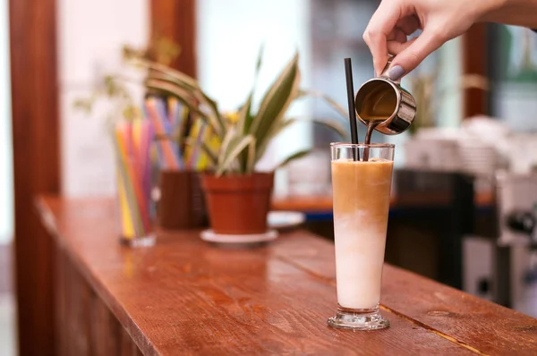 Mão de barista fazendo latte — Fotografia de Stock