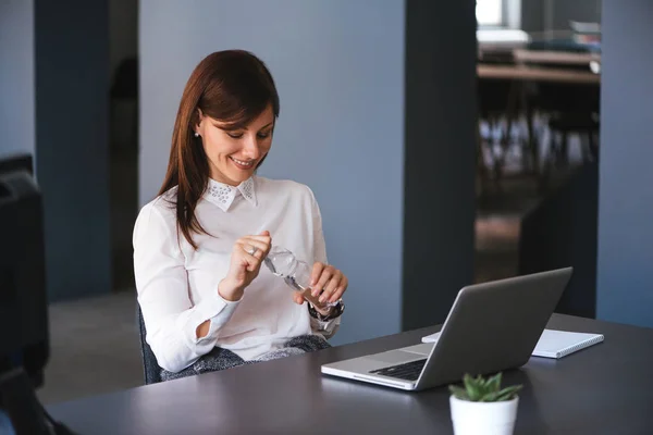 Geschäftsfrau trinkt Wasser im Büro. — Stockfoto