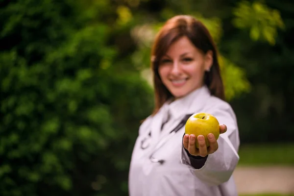 Medico in possesso di mela fresca . — Foto Stock