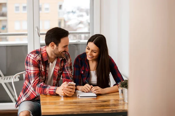 Feliz pareja joven — Foto de Stock