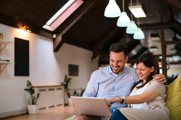 Happy couple with laptop — Stock Photo, Image