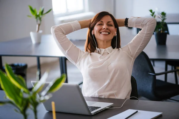 Empresária relaxante em ofensa — Fotografia de Stock