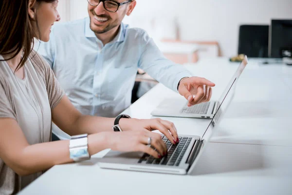 Geschäftspartner arbeiten — Stockfoto