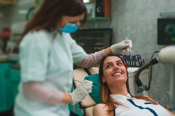 Paciente que recibe tratamiento dental — Foto de Stock