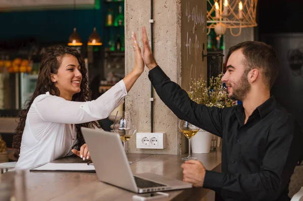 Paar arbeitet zusammen — Stockfoto